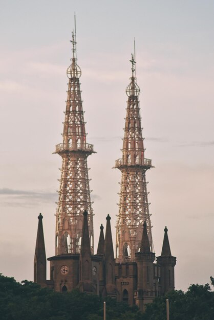 Foto vista en bajo ángulo de la catedral contra el cielo