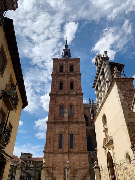 Foto vista en bajo ángulo de la catedral contra el cielo