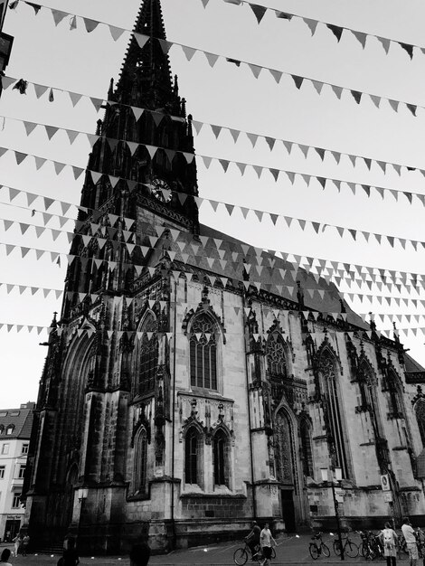 Foto vista en bajo ángulo de la catedral contra el cielo