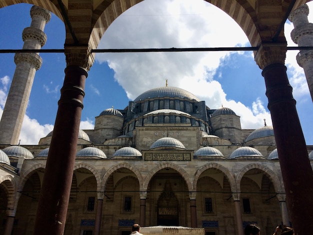 Foto vista en bajo ángulo de la catedral contra el cielo