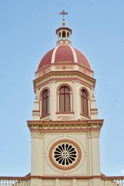 Foto vista en bajo ángulo de la catedral contra el cielo