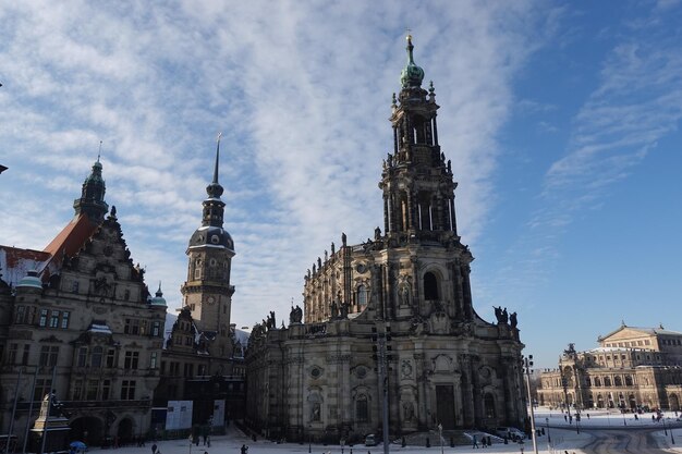 Foto vista en bajo ángulo de la catedral contra el cielo