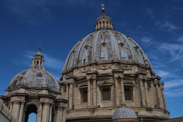 Vista en bajo ángulo de la catedral contra el cielo