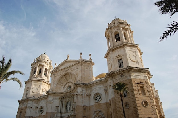Vista de bajo ángulo de la catedral de Jerez de la frontera contra el cielo durante un día soleado