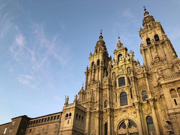 Vista de bajo ángulo de la catedral de Santiago de Compostela contra el cielo