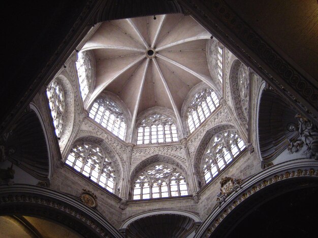 Vista en bajo ángulo de la catedral de Valencia