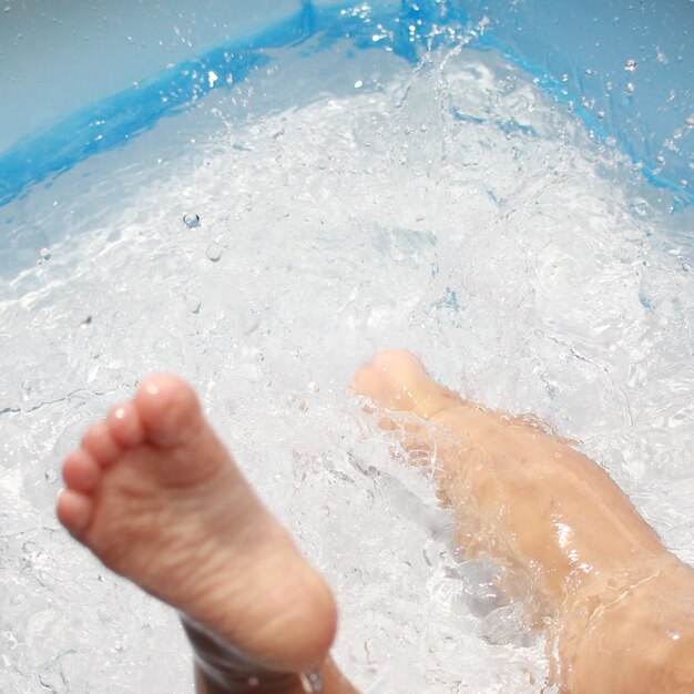 Foto vista de bajo ángulo de la chica en la piscina de vadeo