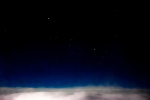 Foto vista de ángulo bajo del cielo azul por la noche