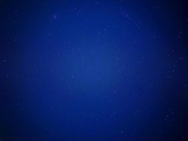 Foto vista de ángulo bajo del cielo azul por la noche