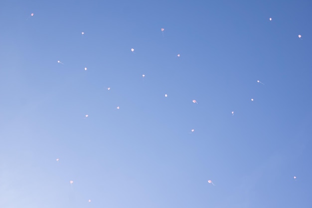 Foto vista de ángulo bajo del cielo azul y las nubes