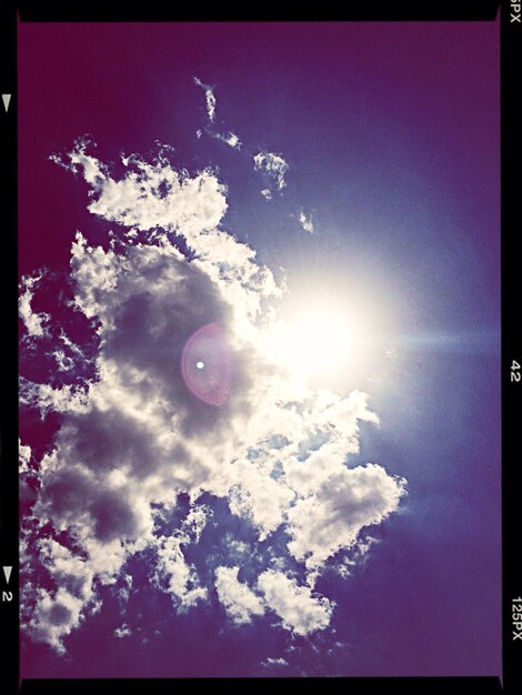 Foto vista en bajo ángulo del cielo azul y las nubes