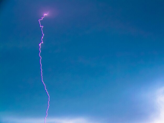 Foto vista de ángulo bajo del cielo azul