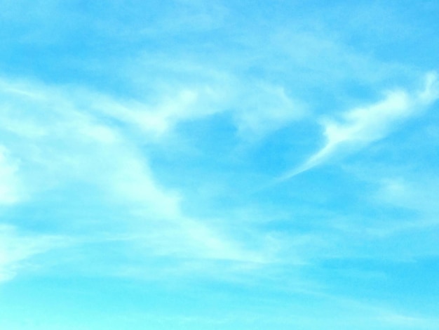 Foto vista de ángulo bajo del cielo azul