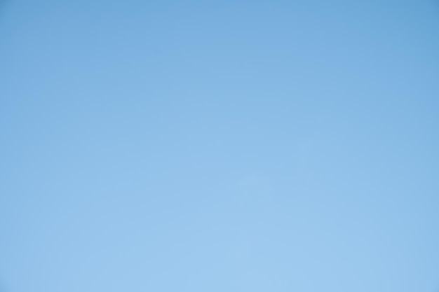 Vista de ángulo bajo del cielo azul