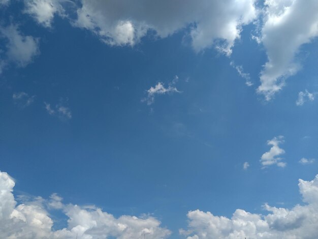 Vista de ángulo bajo del cielo azul