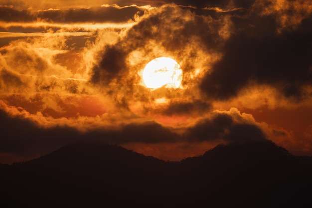 Foto vista de bajo ángulo del cielo dramático al atardecer