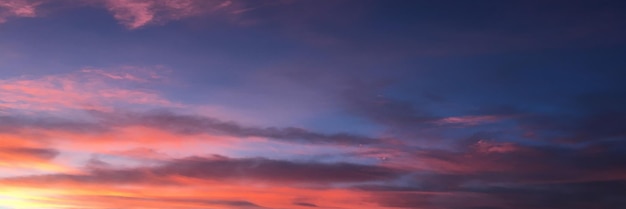 Vista de bajo ángulo del cielo dramático al atardecer