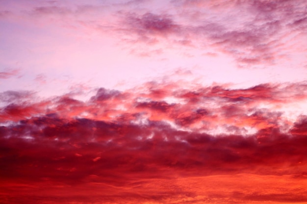 Vista de bajo ángulo del cielo dramático durante la puesta de sol