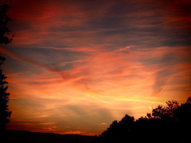 Vista de bajo ángulo del cielo dramático durante la puesta de sol