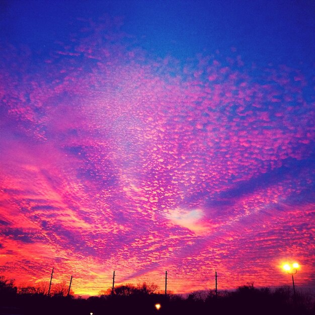 Foto vista de bajo ángulo del cielo dramático durante la puesta de sol