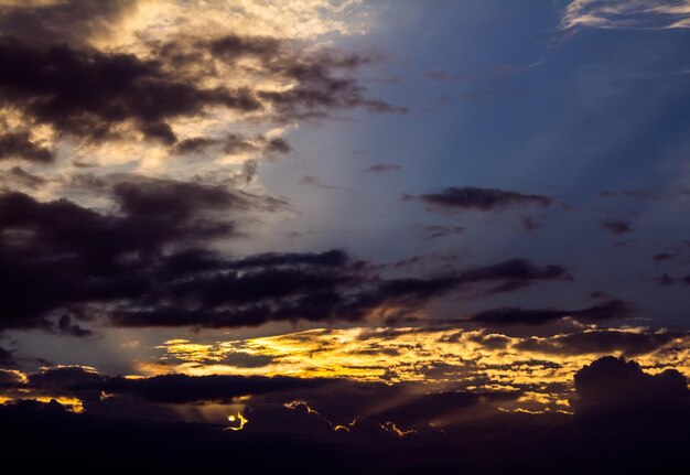 Foto vista de bajo ángulo del cielo dramático durante la puesta de sol