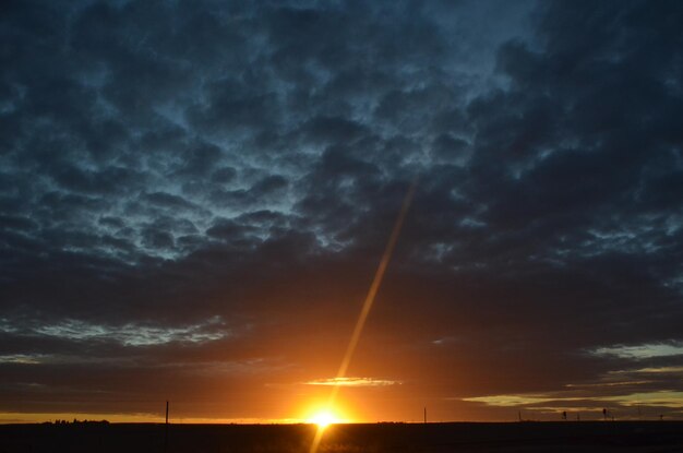 Foto vista de bajo ángulo del cielo dramático durante la puesta de sol