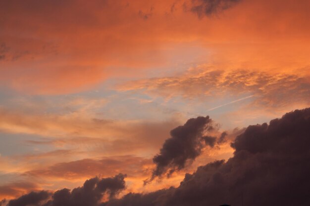 Foto vista de bajo ángulo del cielo dramático durante la puesta de sol
