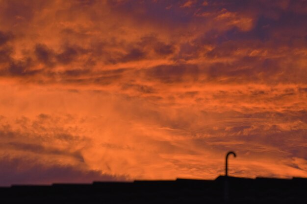 Vista de bajo ángulo del cielo dramático durante la puesta de sol