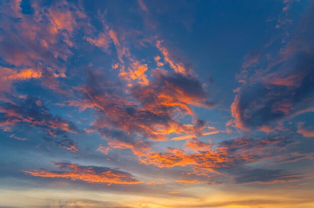 Foto vista de bajo ángulo del cielo dramático durante la puesta de sol