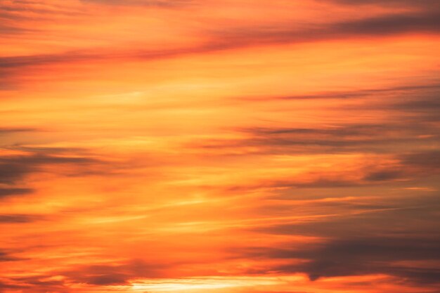 Foto vista de bajo ángulo del cielo dramático durante la puesta de sol