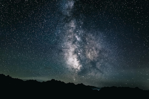 Vista de bajo ángulo del cielo estrellado