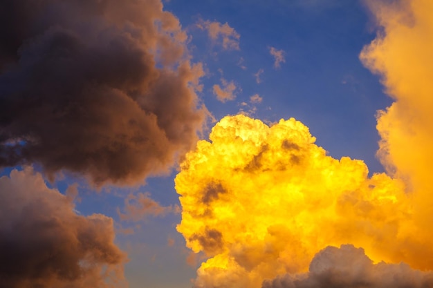 Foto vista de bajo ángulo del cielo naranja amarillo