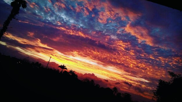 Foto vista de ángulo bajo del cielo nublado al atardecer