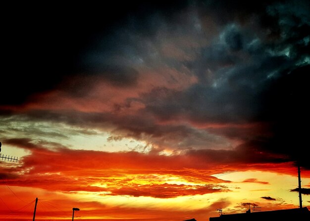 Vista de ángulo bajo del cielo nublado al atardecer