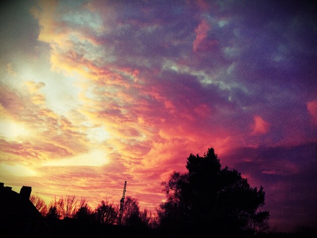 Foto vista de ángulo bajo del cielo nublado al atardecer