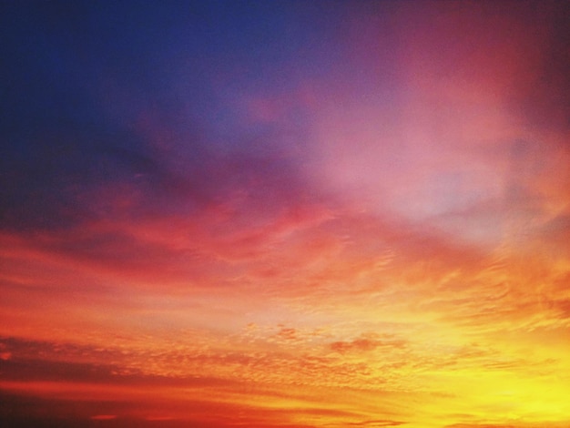 Vista de ángulo bajo del cielo nublado al atardecer