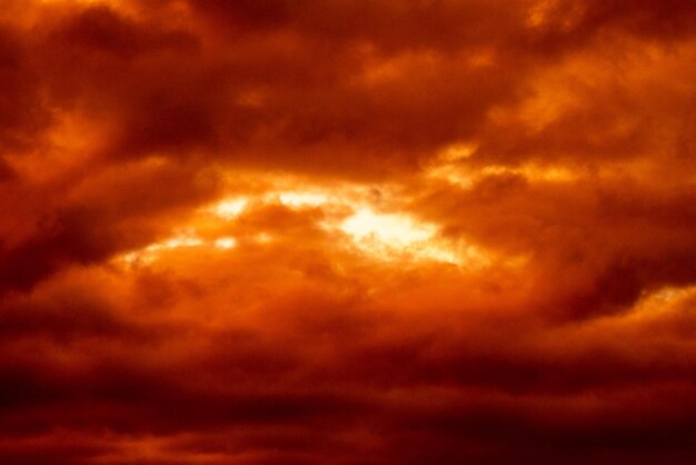 Foto vista en bajo ángulo del cielo nublado naranja