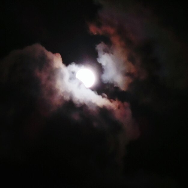 Foto vista de ángulo bajo del cielo nublado por la noche