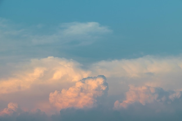 Vista de ángulo bajo del cielo nublado durante la puesta del sol