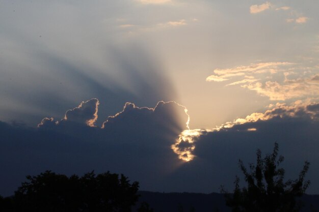 Foto vista de ángulo bajo del cielo nublado durante la puesta del sol