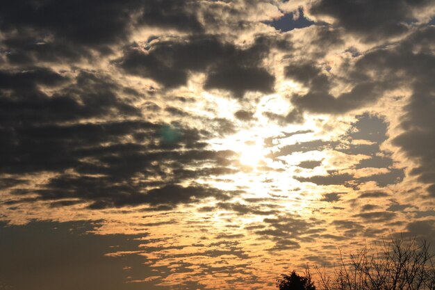 Foto vista de ángulo bajo del cielo nublado durante la puesta del sol