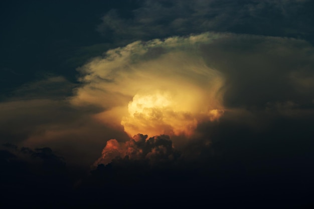 Vista de ángulo bajo del cielo nublado durante la puesta del sol