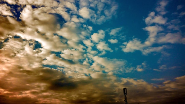 Foto vista de ángulo bajo del cielo nublado durante la puesta del sol