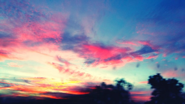 Foto vista de ángulo bajo del cielo nublado durante la puesta del sol