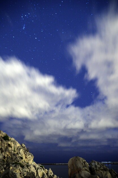 Foto vista de ángulo bajo del cielo nublado sobre el mar