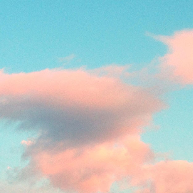 Vista de ángulo bajo de un cielo nublado