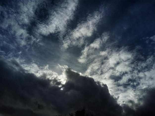 Vista de ángulo bajo del cielo nublado