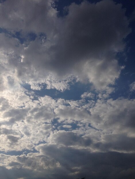 Foto vista de ángulo bajo del cielo nublado