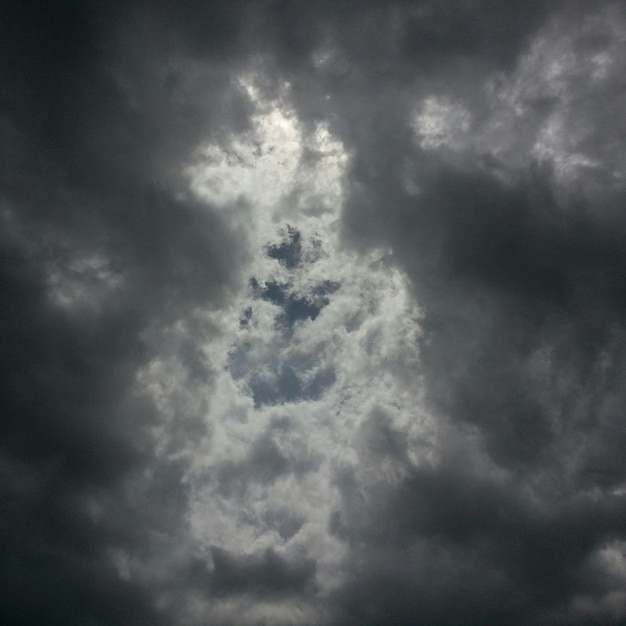 Foto vista de ángulo bajo del cielo nublado