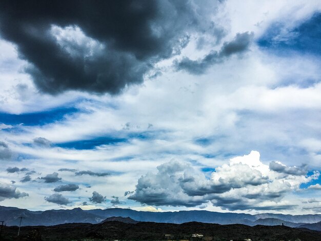 Foto vista de ángulo bajo del cielo nublado